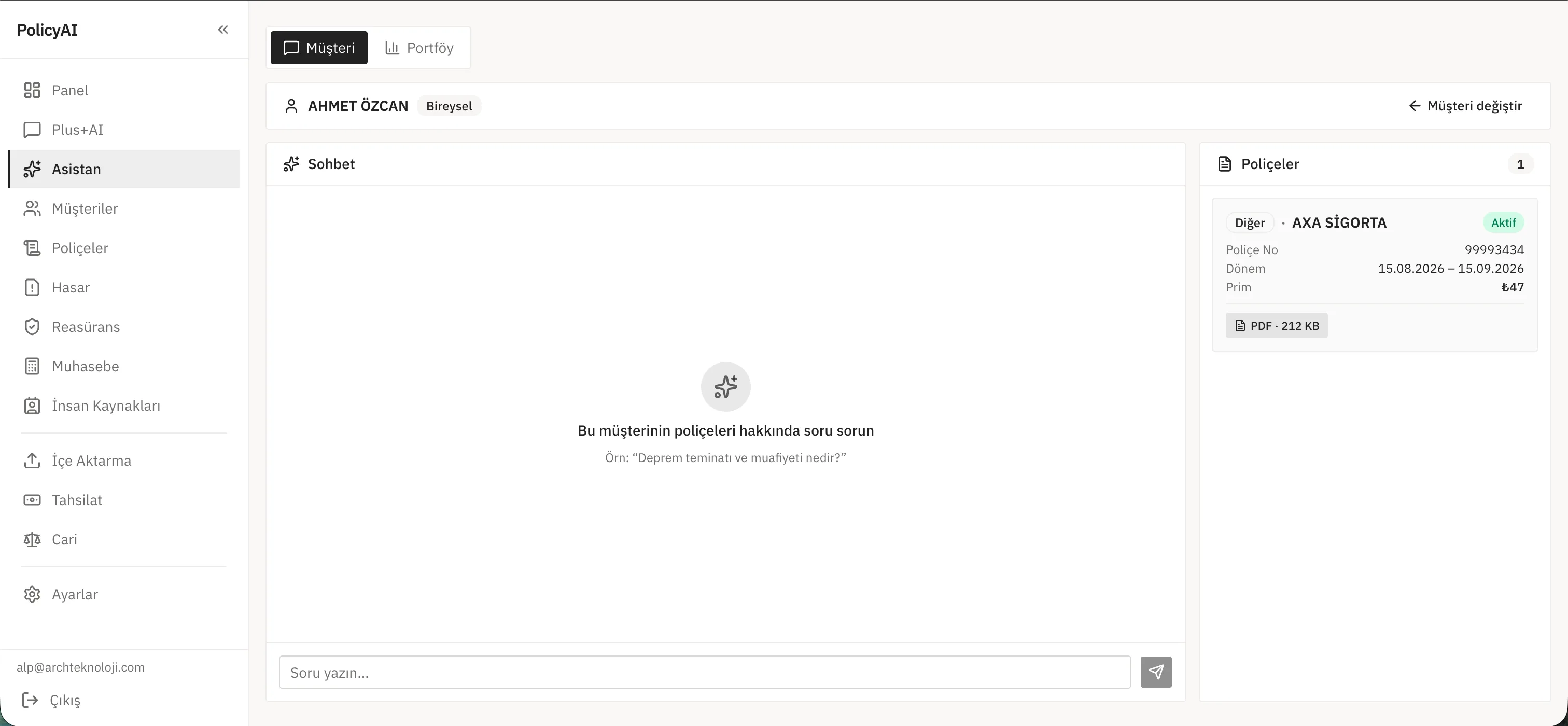 PolicyAI asistan ekranı: solda müşterinin poliçeleri hakkında soru sorulan sohbet paneli, sağda poliçe kartı ve PDF eki.